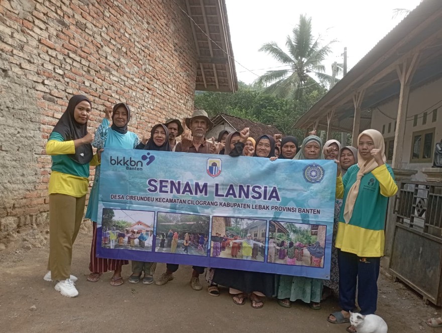 Senam Lansia: Mewujudkan Lansia Sehat dan Bahagia di Kampung Cireundeu Peuntas